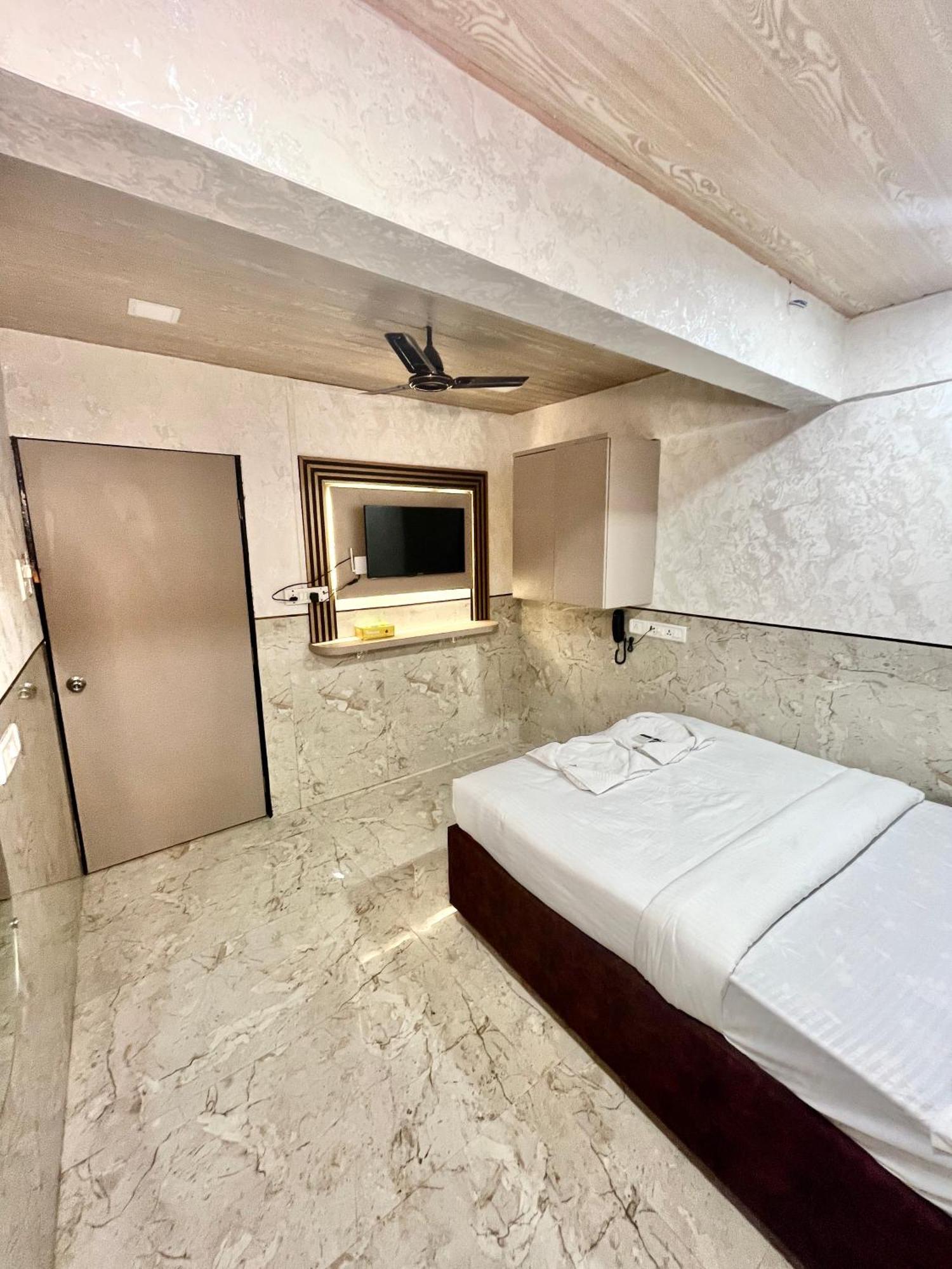 Hotel Newyork By Stayzy Rooms Bombay Exterior foto